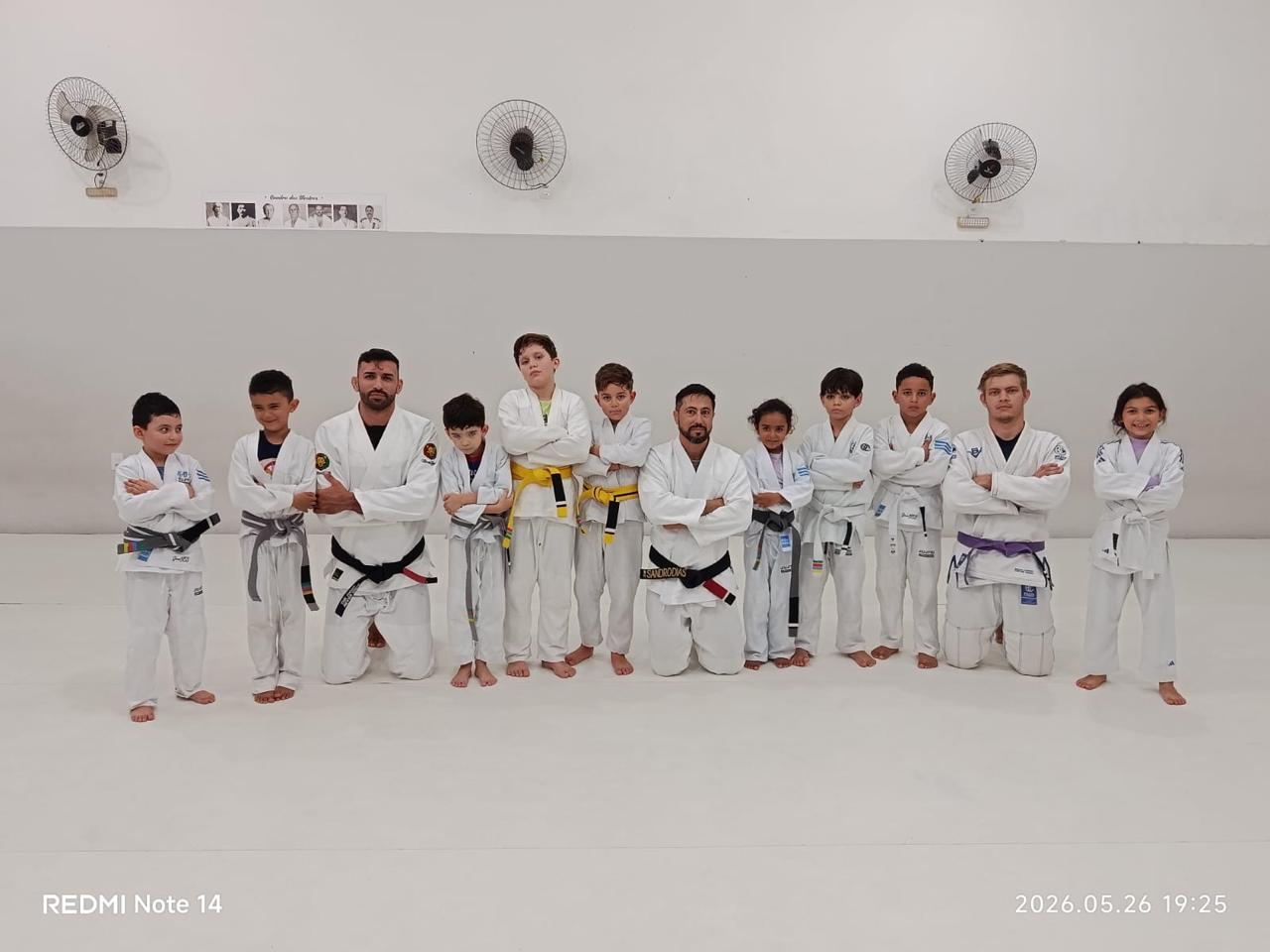 Turma kids do Dojo Nato com os professores no tatame