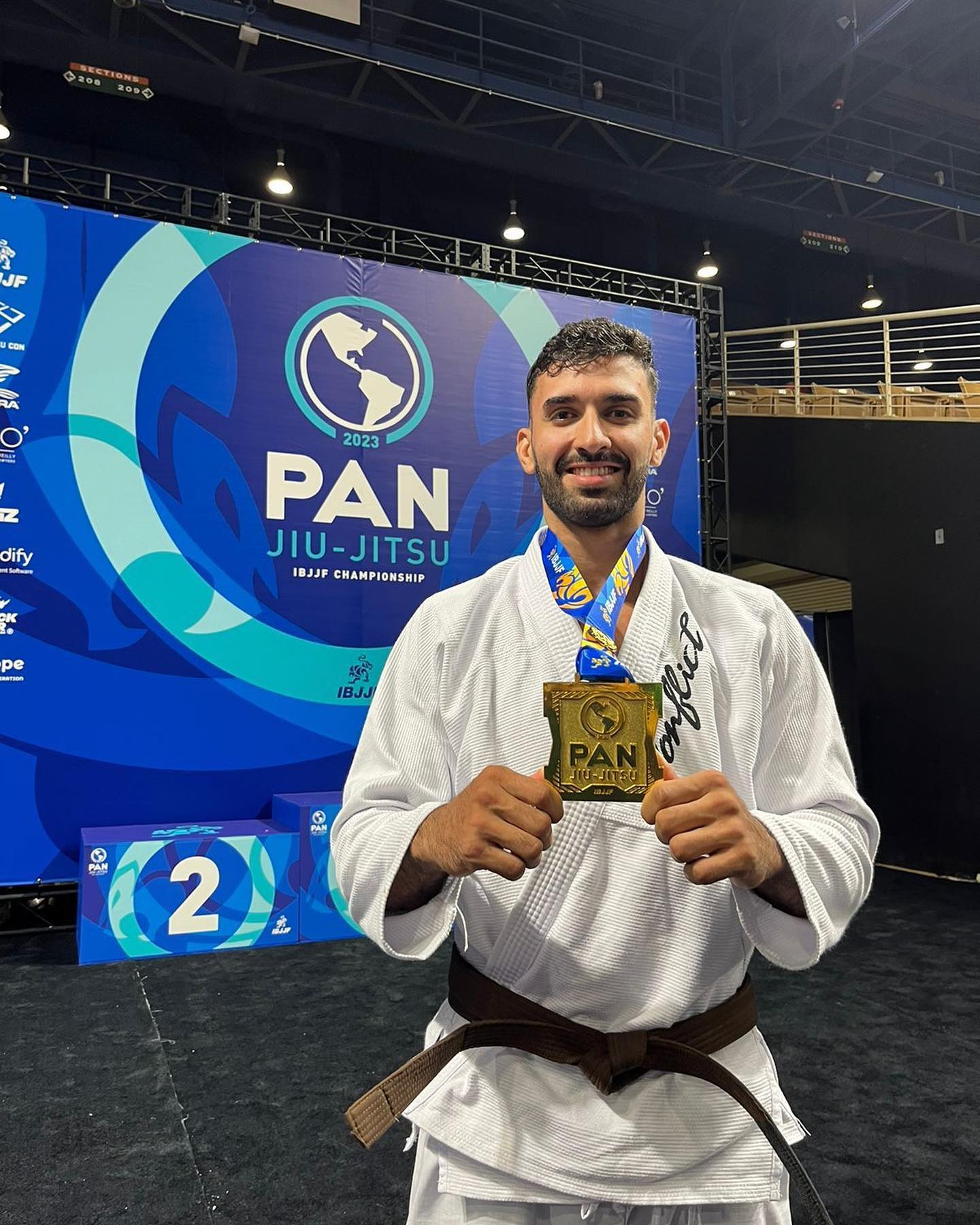 João Victor de faixa preta com medalha no pódio do Pan-Americano