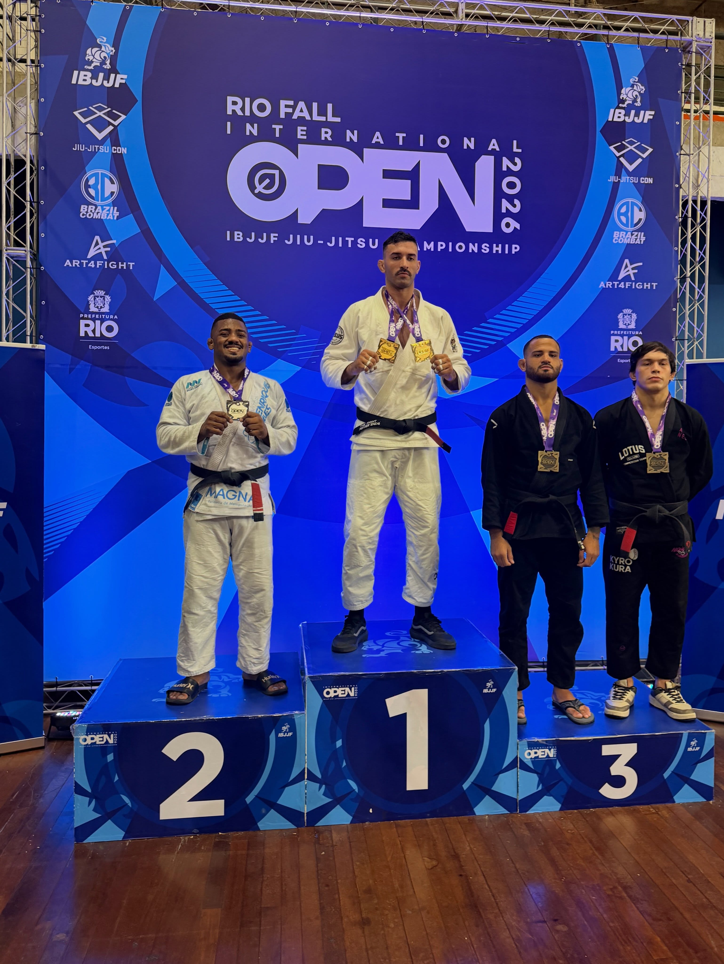 Pódio do Rio Fall International Open 2026 com atleta do Dojo Nato no primeiro lugar