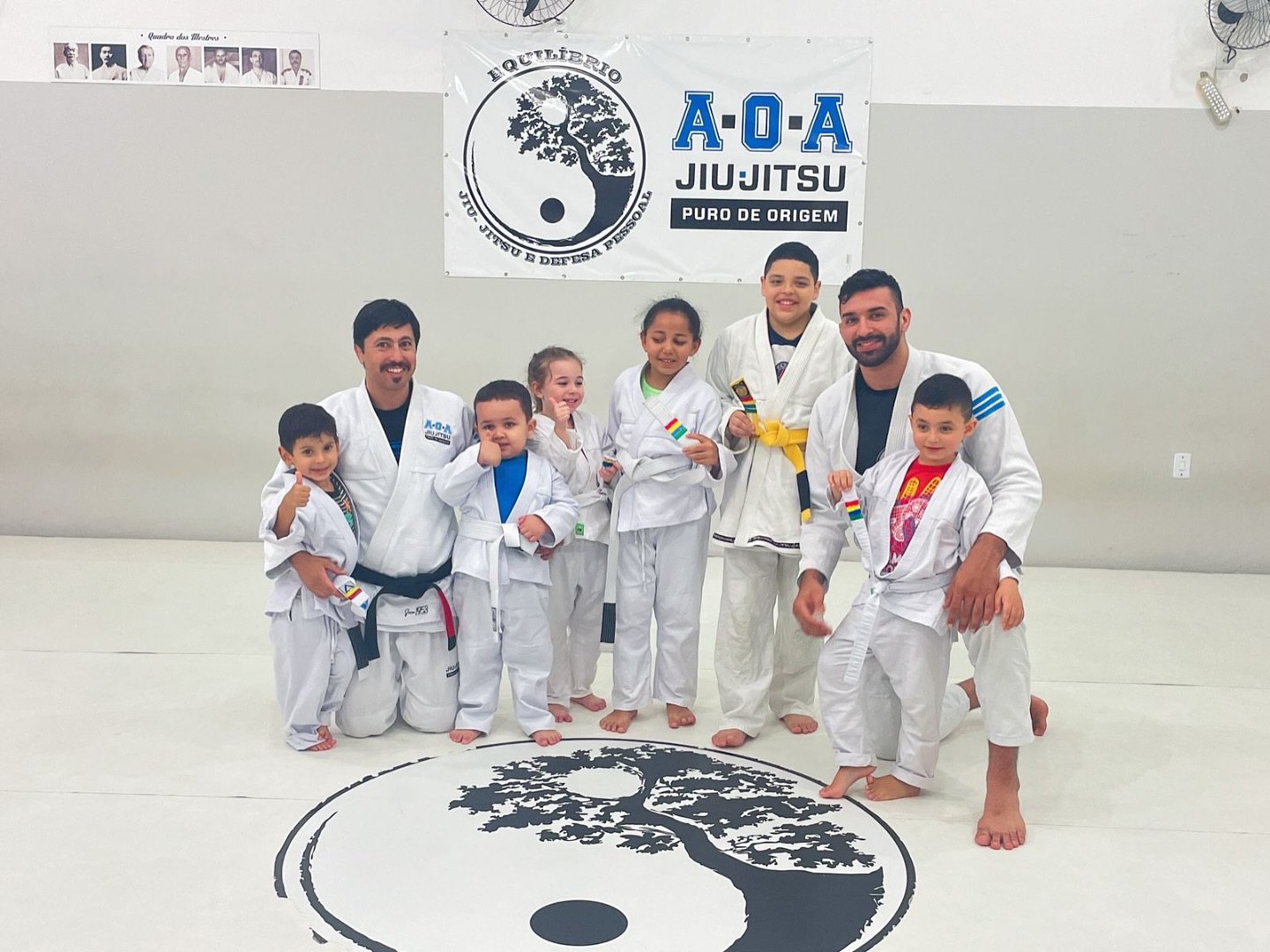 Turma baby do Dojo Nato reunida no tatame com os professores